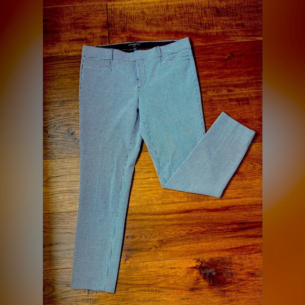 Banana Republic. Sloan Fit. Size 2P. Black and White